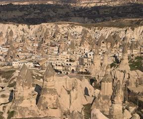 http://www.dovolena-turecko.com/images/upload/c/b/a/800px-goreme-valley-in-cappadocia-j.jpg